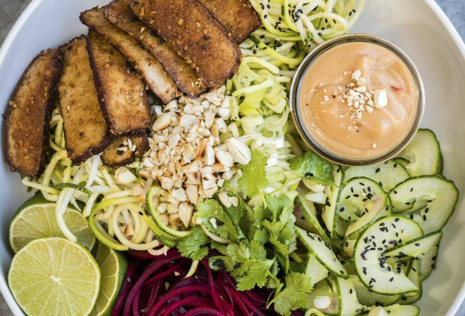 Tofu-Bowl mit Gemüsespiralen und Erd­nuss­sau­ce