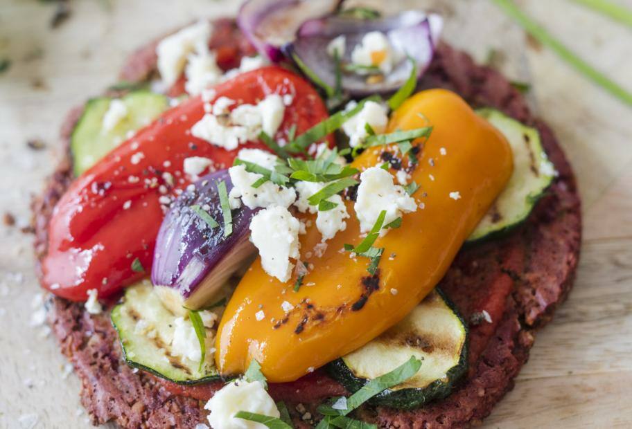 Pizza mit Rote Bete-Teig und Grillgemüse