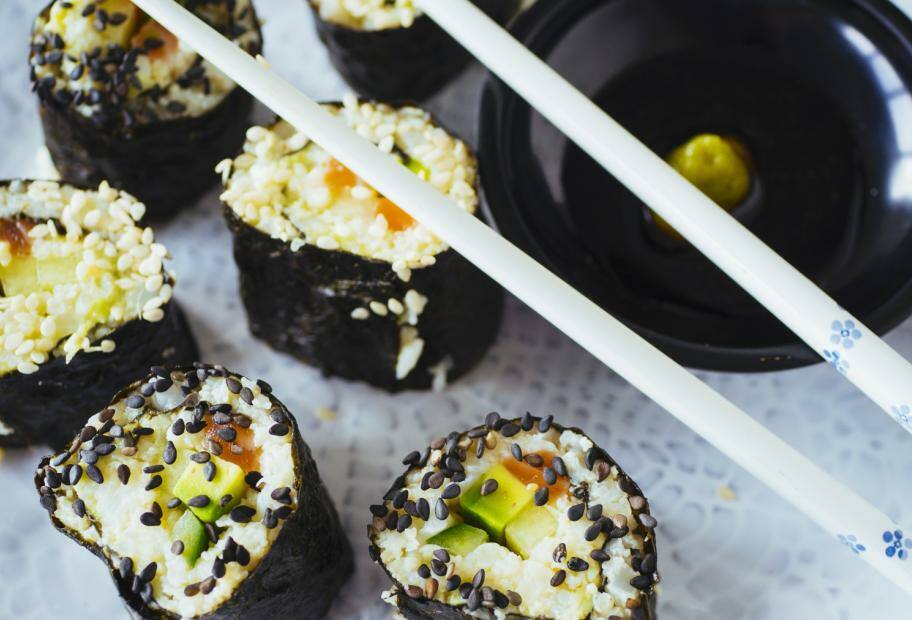 Veganes Sushi mit Blumenkohlreis