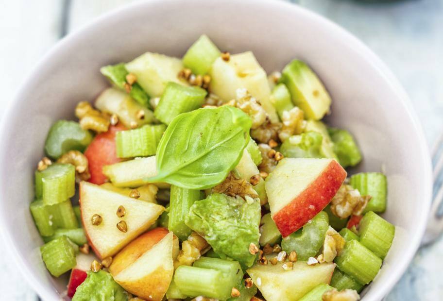 Veganer Sellerie-Apfel-Salat mit Walnüssen