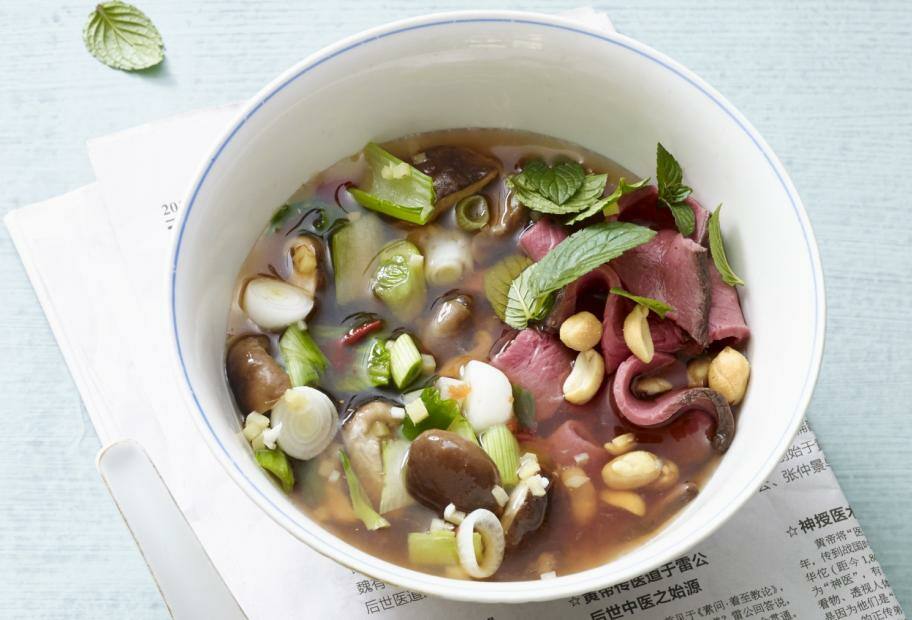 Vietnamesische Suppe mit Roastbeef