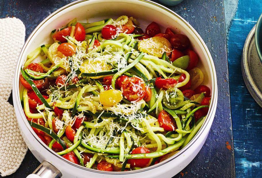 Zucchini-Spaghetti mit Kirschtomaten