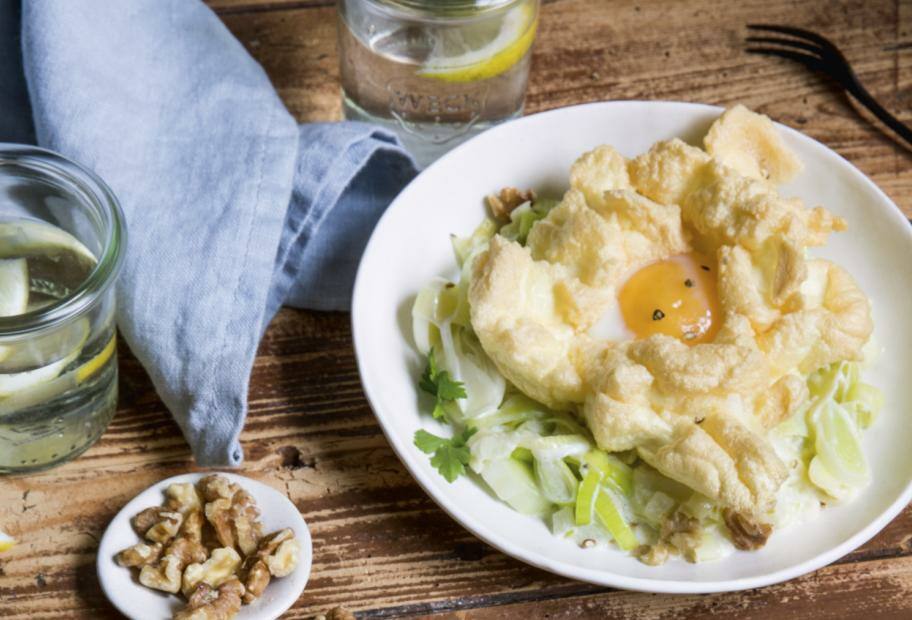 Cloud Eggs mit Rahmlauch und Walnüssen