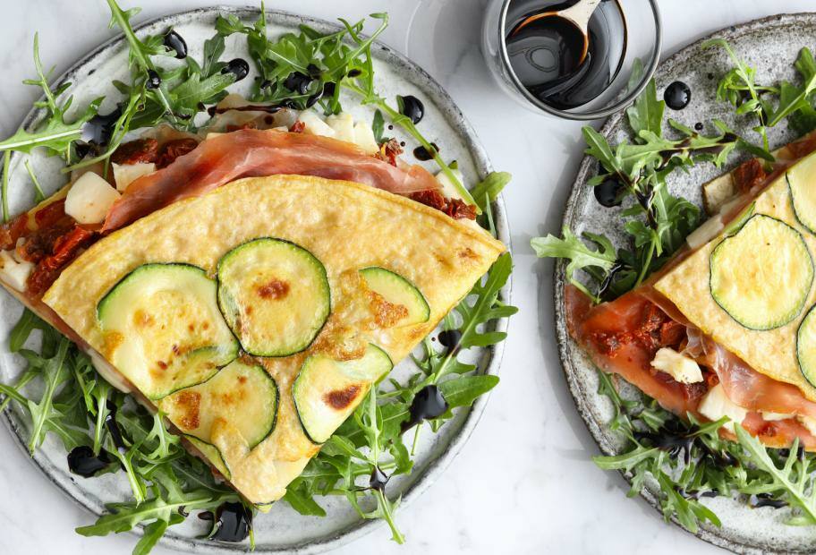 Gefülltes Zucchini-Omelett mit Parmaschinken