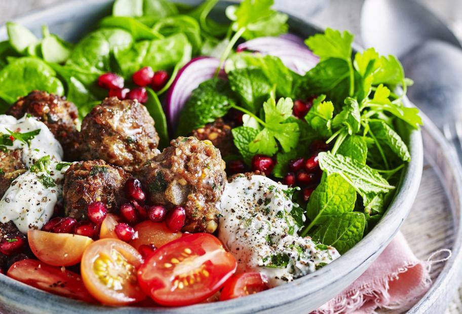 Lammköfte mit Joghurtsauce und Salat