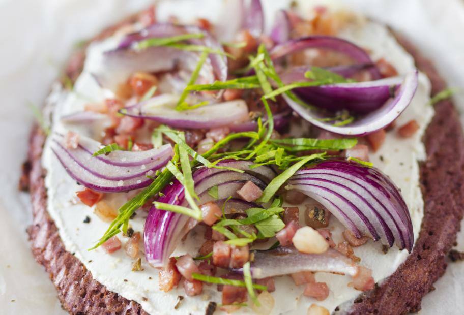 Flammkuchen mit Schmand und Bacon