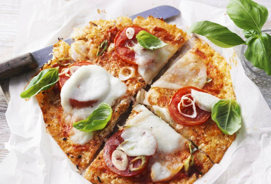 Pizza mit Blumenkohl-Käseboden