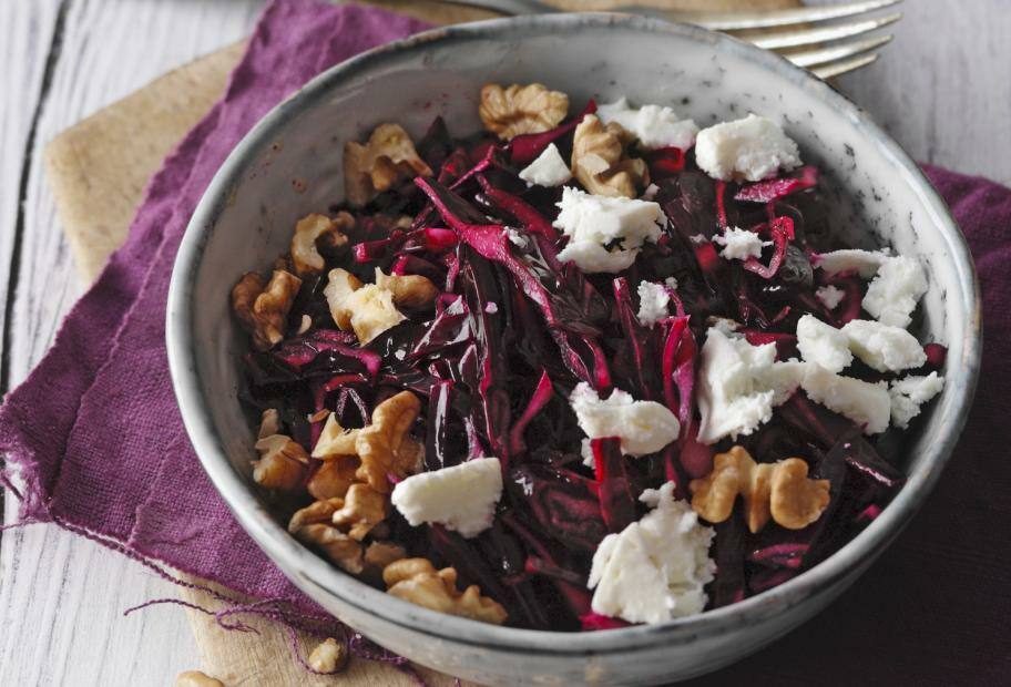 Rotkohlsalat mit Feta und Walnüssen
