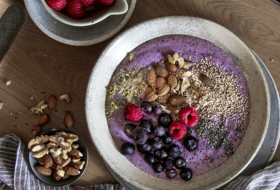 Frozen Yogurt Bowl mit Beeren und Amaranth