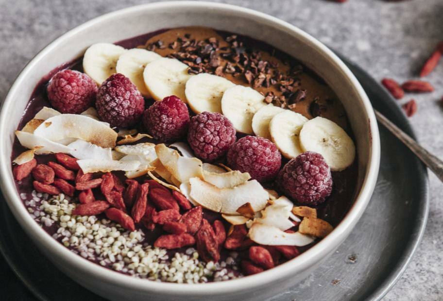 Açai Bowl mit Bee­ren, Ko­kos und Ka­kao­nibs