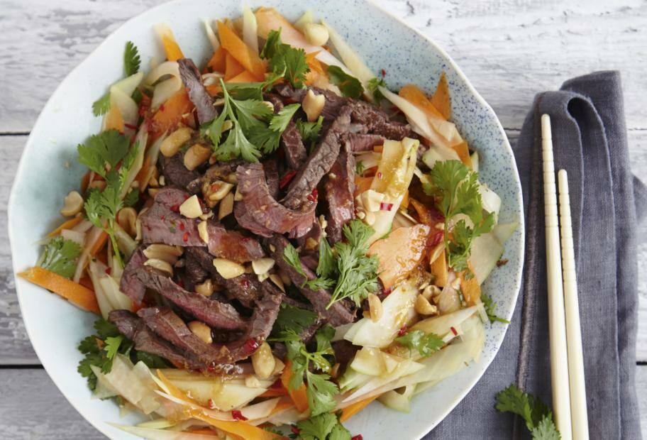 Asiatischer Papaya-Salat mit Rindfleisch