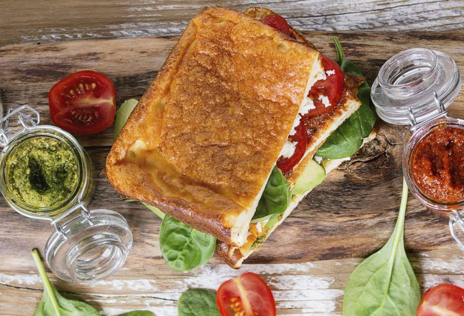 Cloud Bread Sandwiches mit Avocado und Tomate