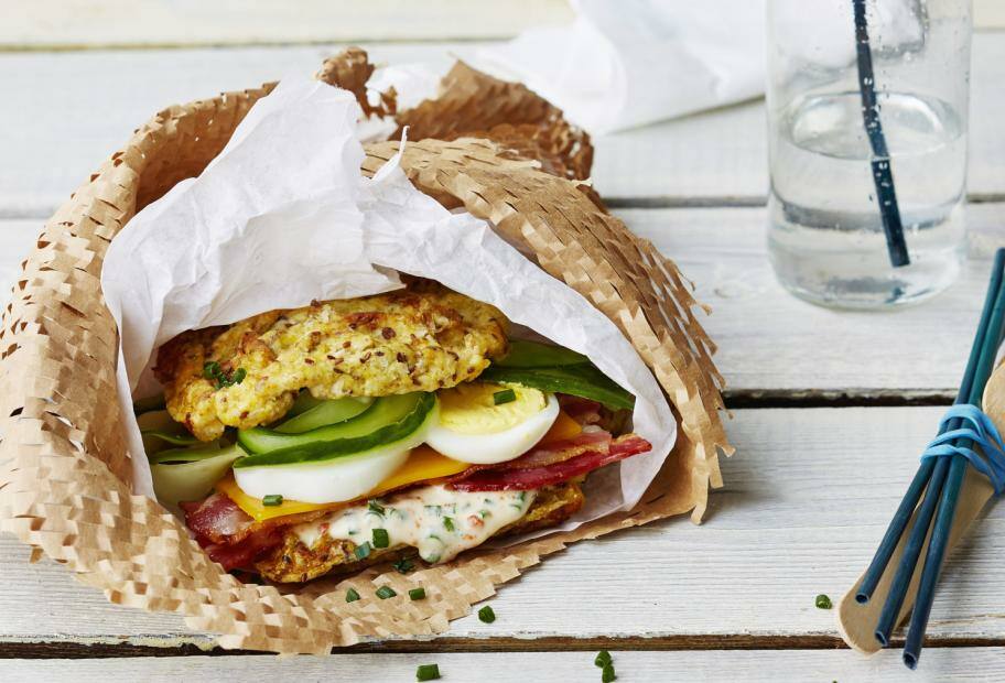 Clubsandwich mit Bacon und Ei