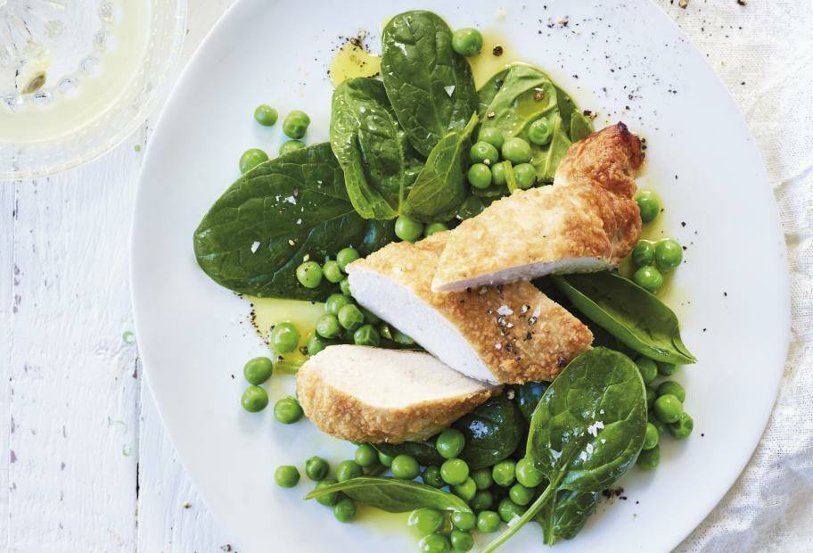 Parmesan-Hähnchen mit Erbsen und Spinatsalat