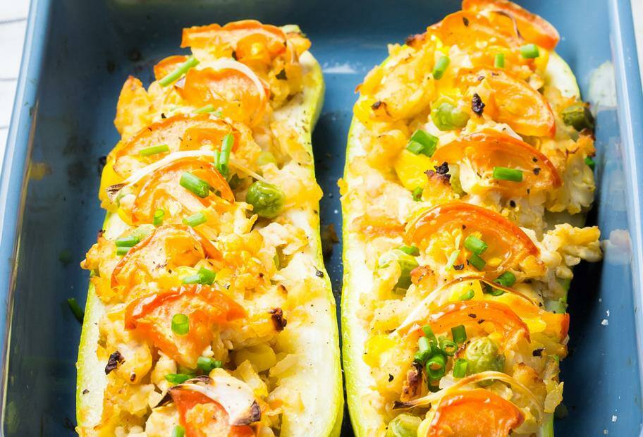 Gefüllte Zucchini mit Erbsen und Frischkäse