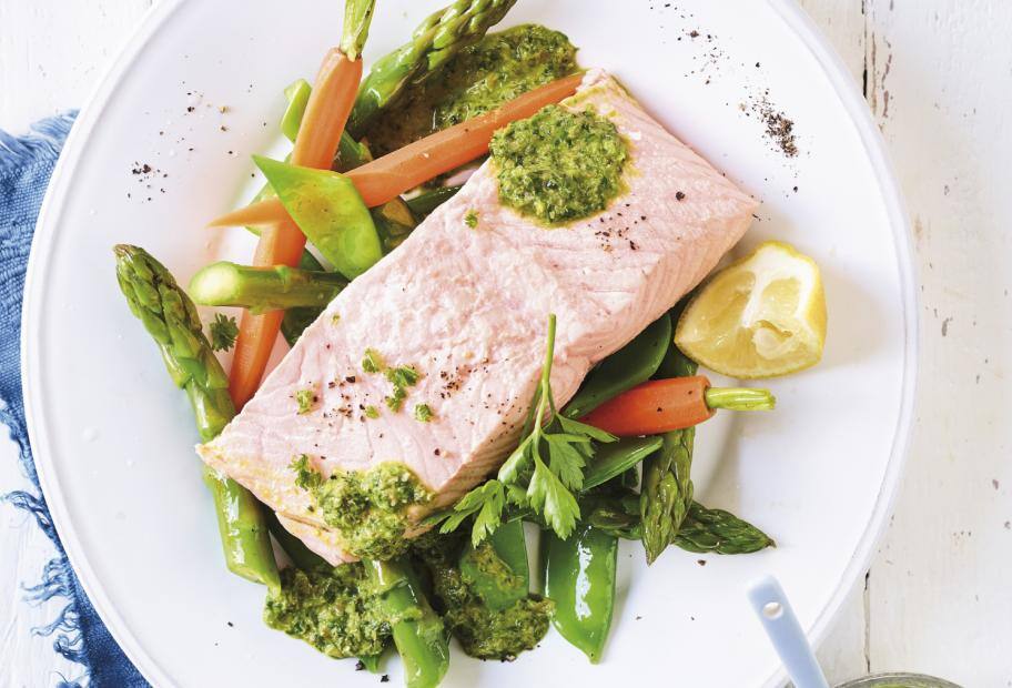 Pochierter Lachs mit Gemüse und Kräuterdip