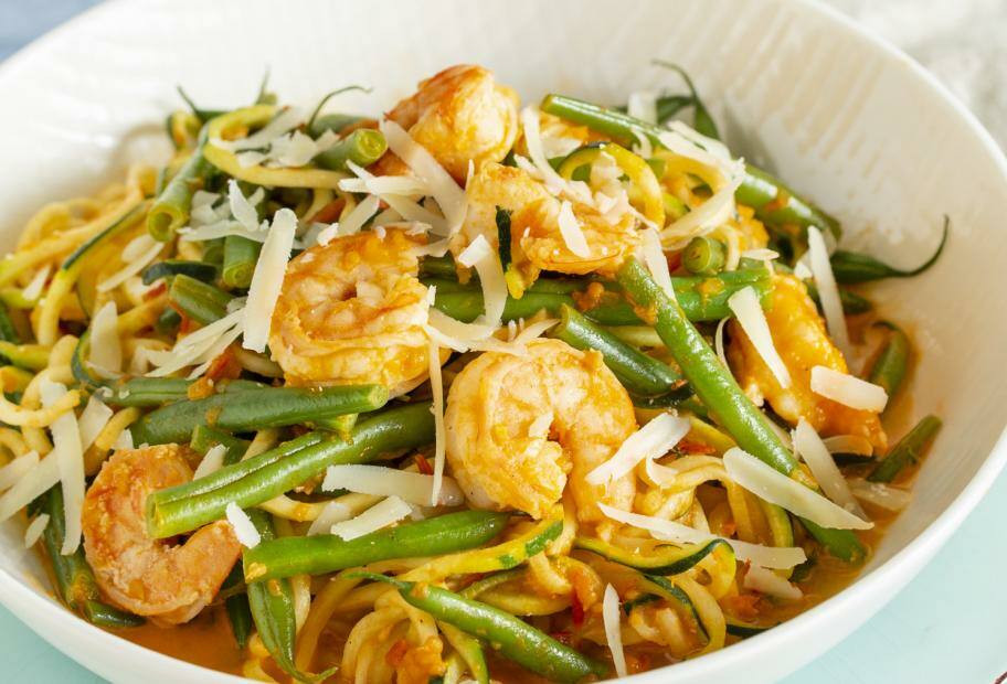 Zucchininudeln mit Garnelen und Sauce