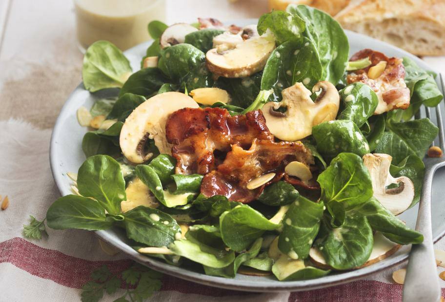Feldsalat mit Mandeldressing, Champignons und SpeckLowcarb.de