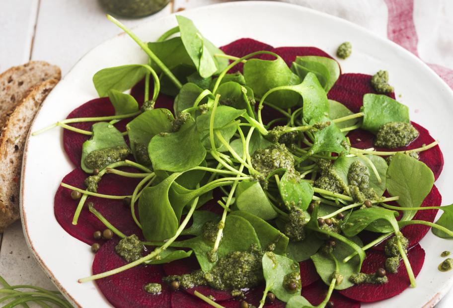 Rote-Bete-Salat mit Portulak und Kürbiskernpesto