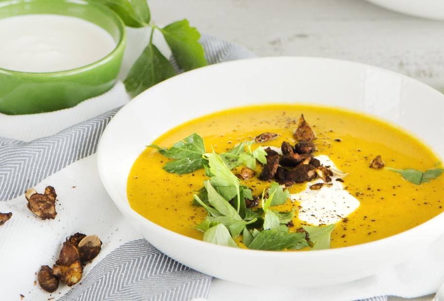 Kürbis-Orangen-Suppe mit gerösteten Kürbiskernen