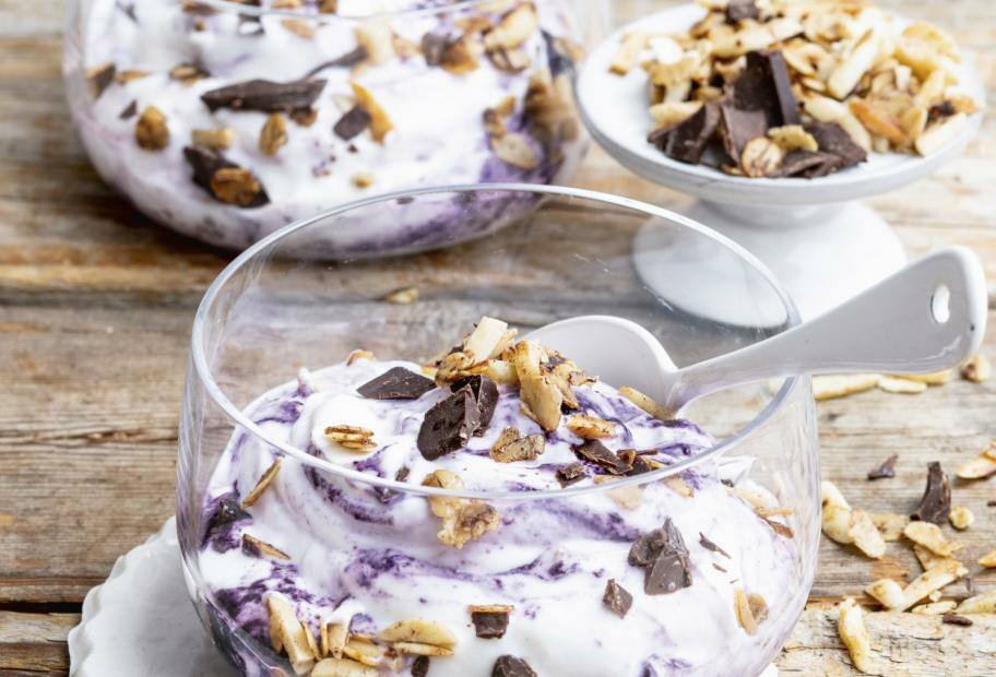 Skyr mit Beeren und selbst gemachtem Schoko-Granola