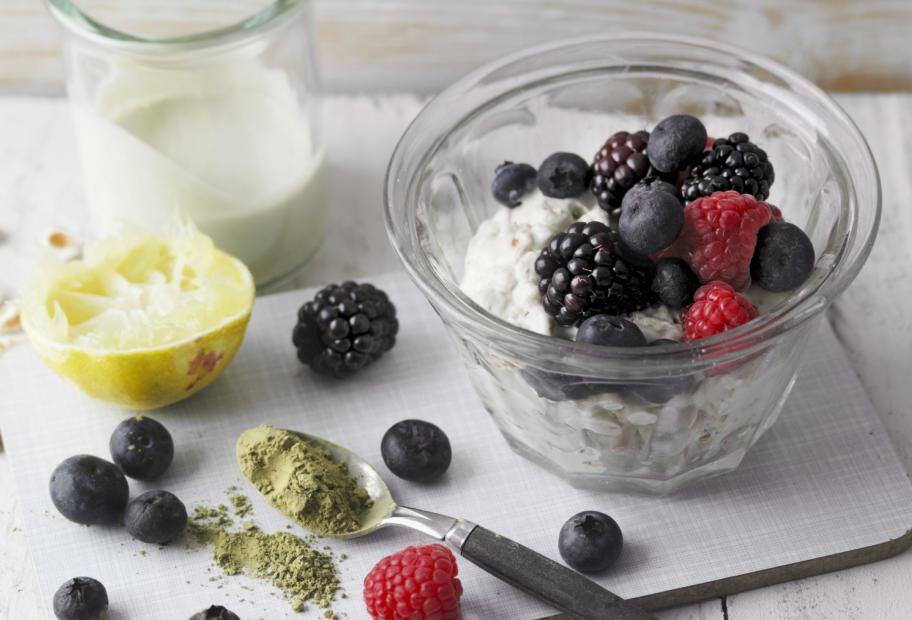 Schnelles Frühstück: Matcha-Joghurt mit Beeren
