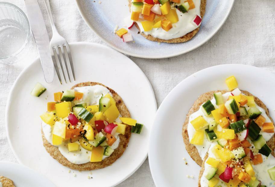 Dinkelfladen mit Salat, Joghurtdip und Hanfsamen