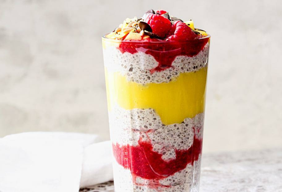 Geschichteter Chia-Pudding mit Mango und Himbeeren | Lowcarb.de