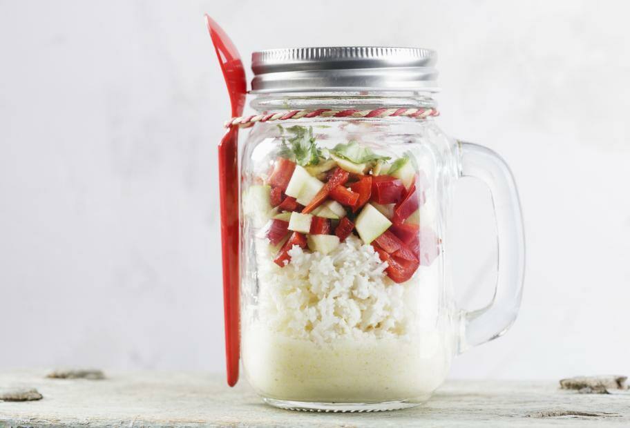 Meal Prep-Salat mit Blumenkohlreis und Paprika