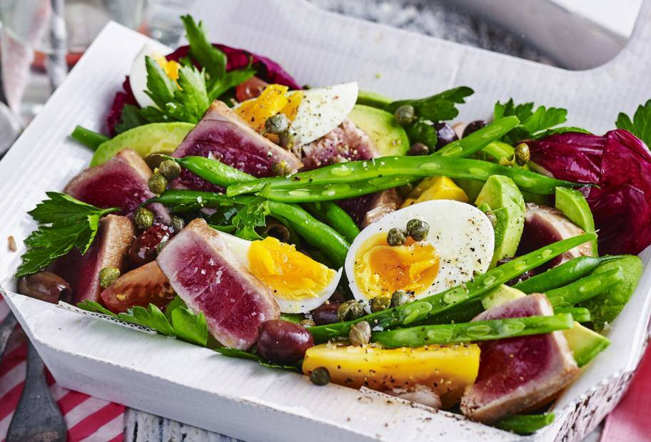 Nizzasalat mit Avocado, Ei und Thunfisch