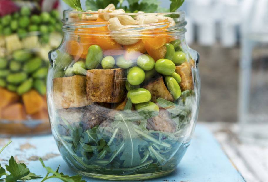 Meal Prep-Salat mit Tofu, Bohnen, Kürbis und Cashews