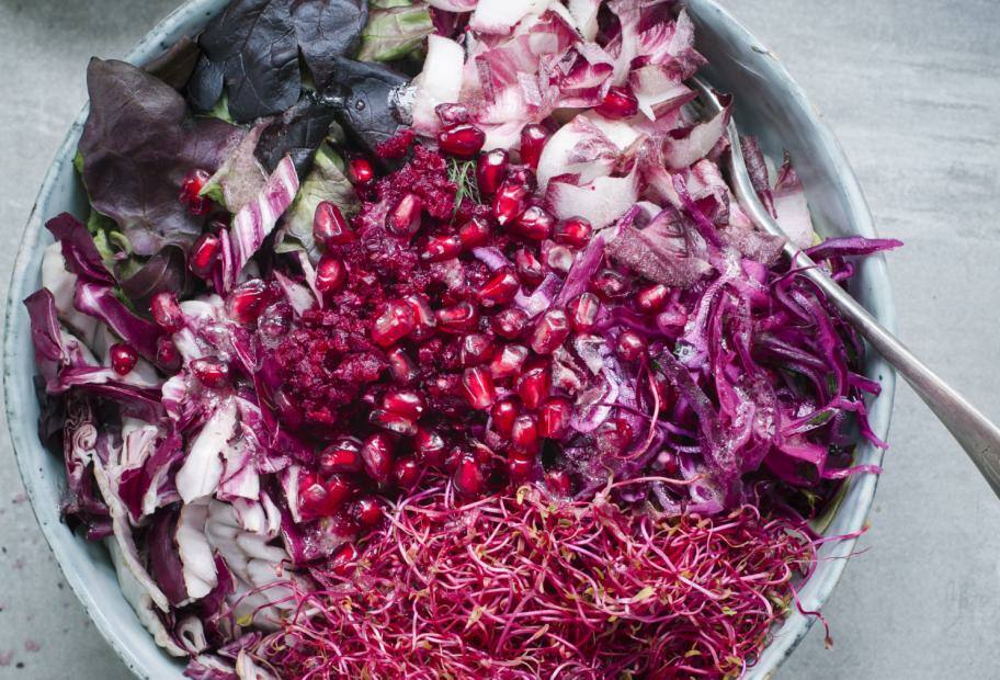 Lila Salat aus Radicchio, Rote Bete und Granatapfelkernen