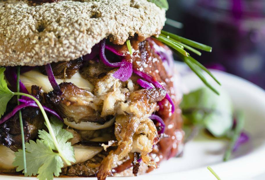 Pulled Pork-Sandwich mit Rotkohl