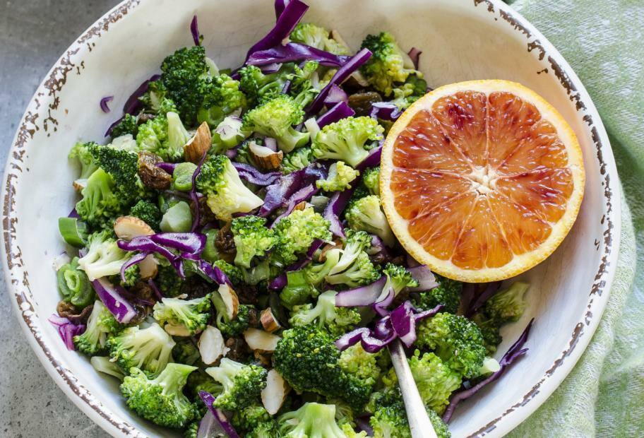 Rotkohl-Brokkoli-Salat mit Mandeln und Rosinen