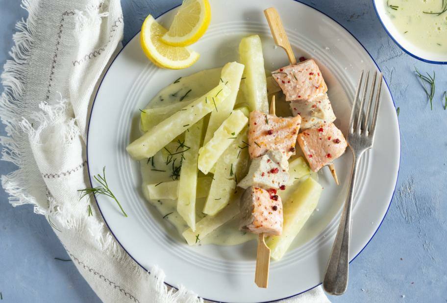 Lachs-Hähn­chen-Spie­ße mit Rahm­kohl­ra­bi