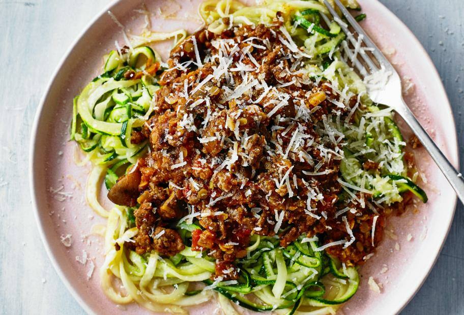 Zucchini-Nudeln mit Linsen-Bolognese