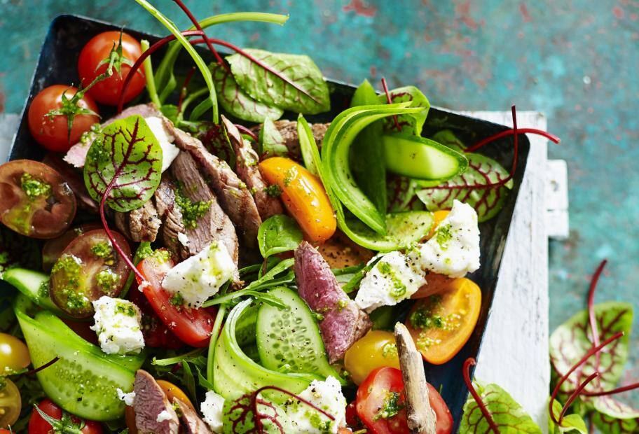 Tomaten-Mangold-Salat mit Lamm und Feta