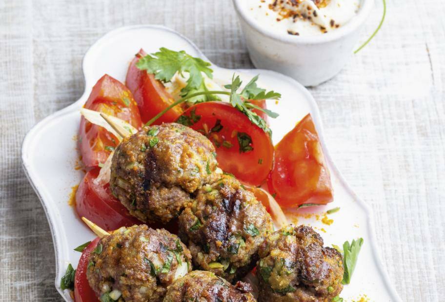 Orientalische Hackbällchen-Spieße mit Tomatensalat