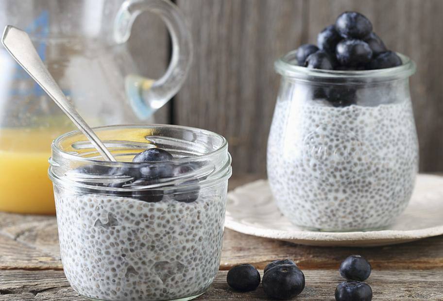 Overnight-Chiapudding mit Blaubeeren