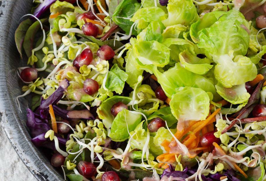 Bunter Rosenkohlsalat mit Granatapfelkernen