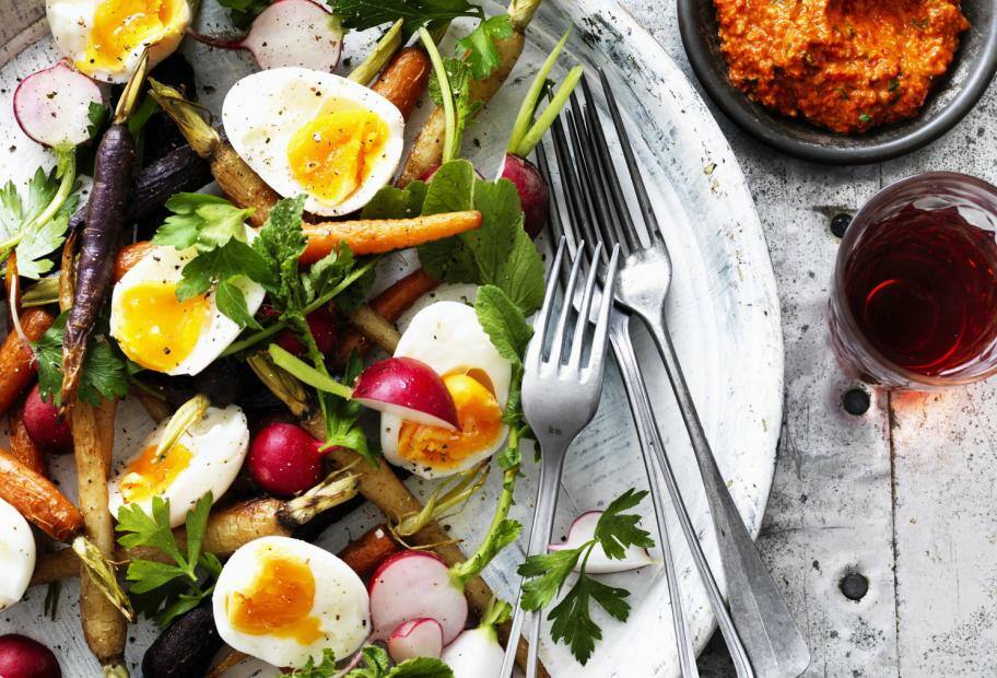 Ofen-Karotten mit Radieschen, Ei und Romesco-Sauce