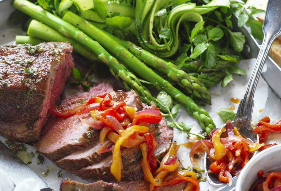 Kalbsbraten mit Paprika, grünem Spargel und Kräutern