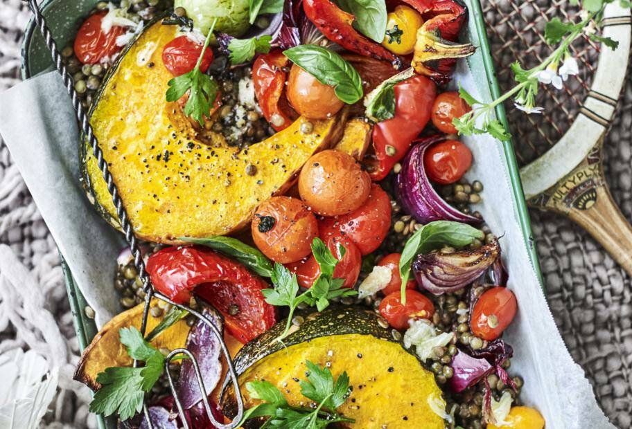 Linsensalat mit gebratenem Gemüse und Knoblauch-Confit