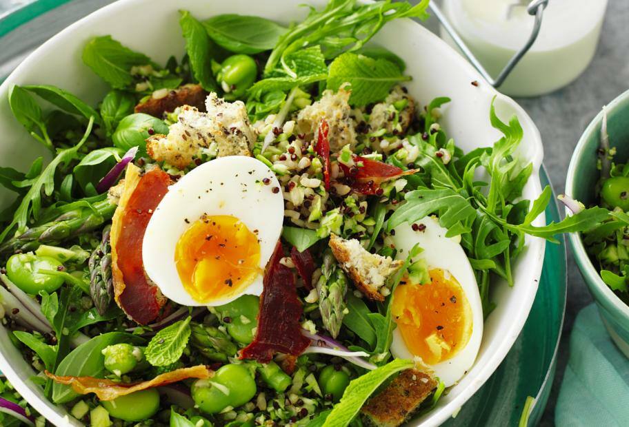 Quinoa-Salat mit grünem Gemüse