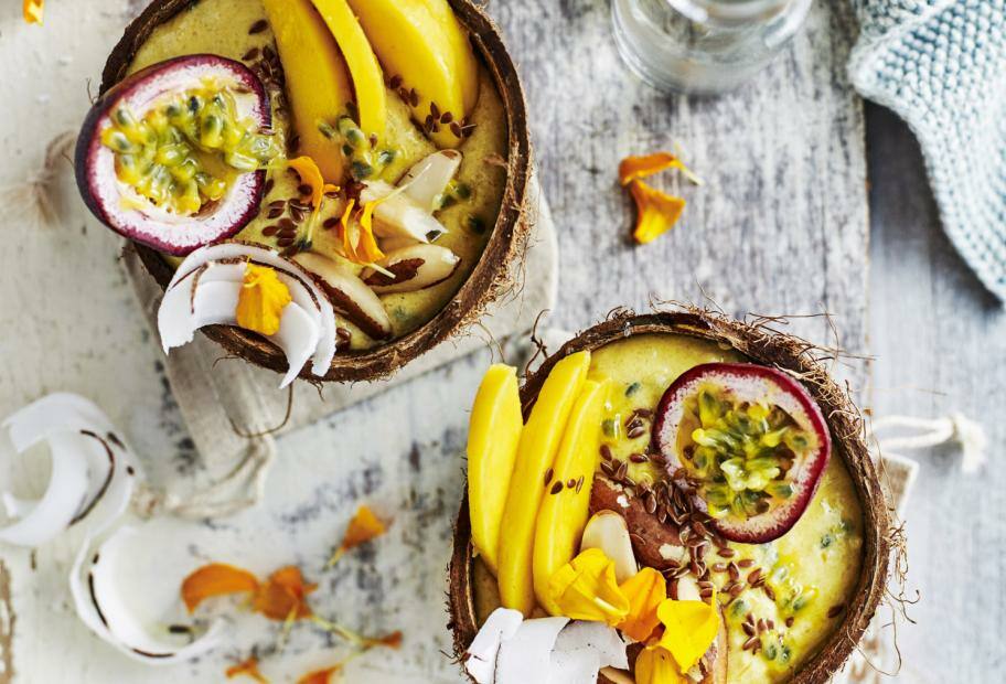 Bowl mit Mango, Maracuja und Kokos
