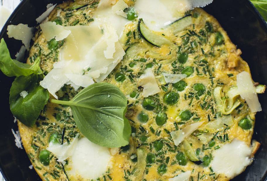 Frittata mit Erbsen, Zucchini und Käse