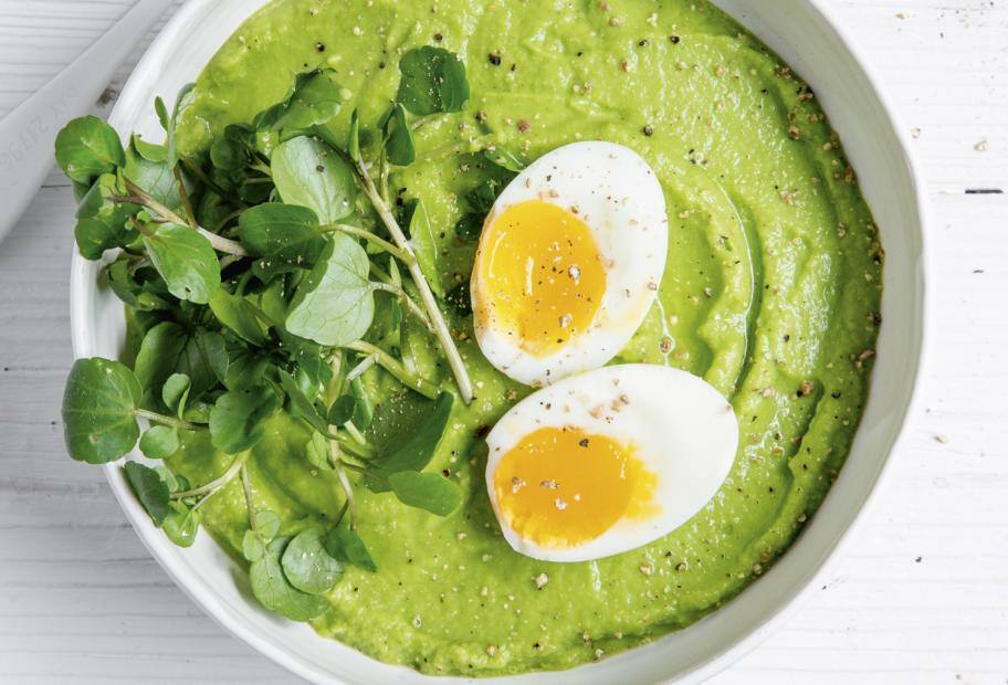 Grüne Smoothie-Bowl mit Ei