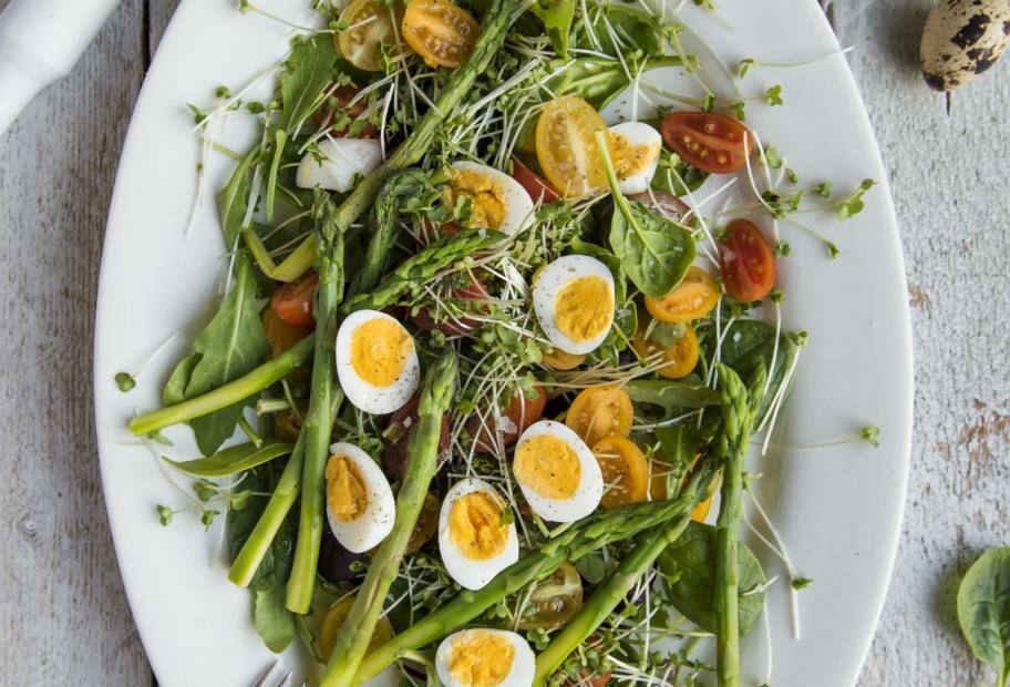Salat mit Spargel, Wachteleiern und Pesto