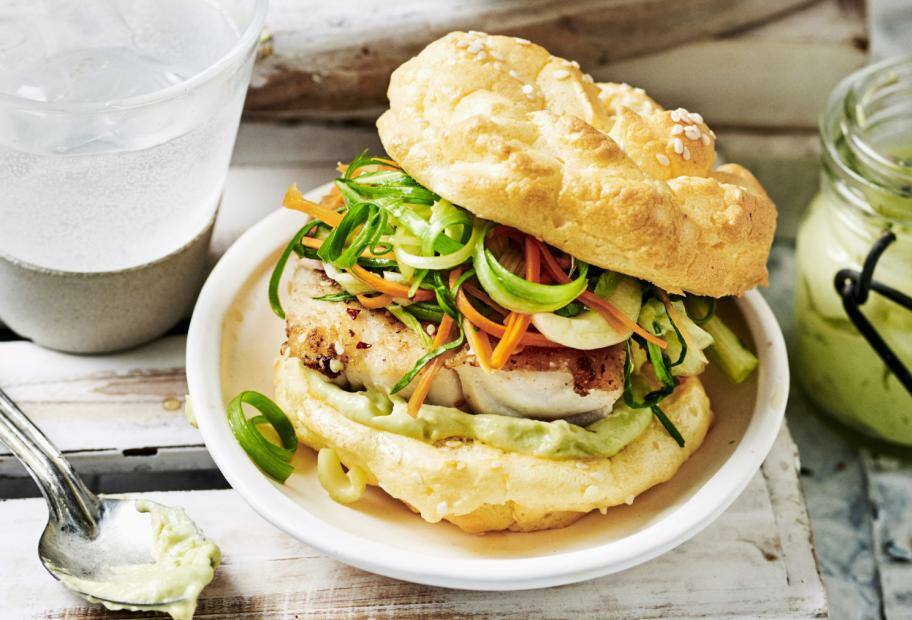 Außergewöhnlicher asiatischer Cloud Bread-Fischburger ohne Mehl