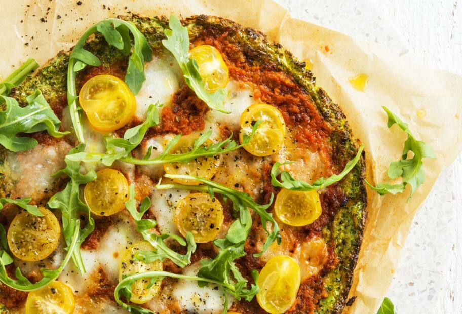 Brokkoli-Pizza mit Mozzarella, Tomaten und Rucola
